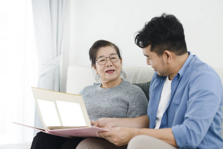 奶奶 照片 成人 故事 母亲 在室内 蓝色衬衫 年龄 祖母