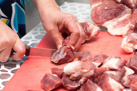 卖刀用刀切肉照片