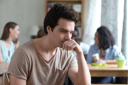 自卑心烦体贴的男人独自坐着,自卑,没有朋友照片