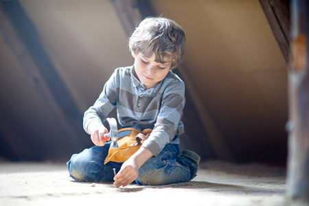 有趣的6岁孩子在建造新家庭的乐趣.