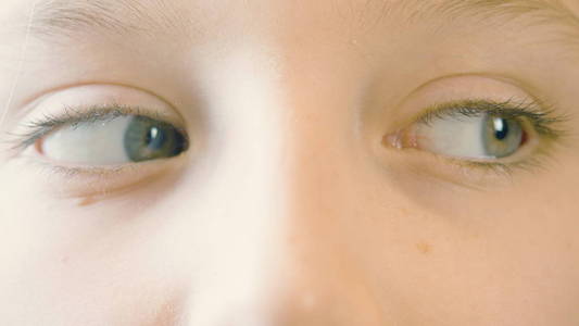 女孩的眼睛上下左右看照片