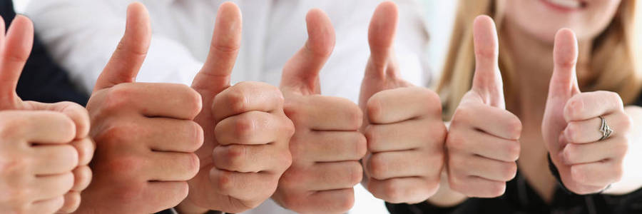 一群人表示同意或确认照片