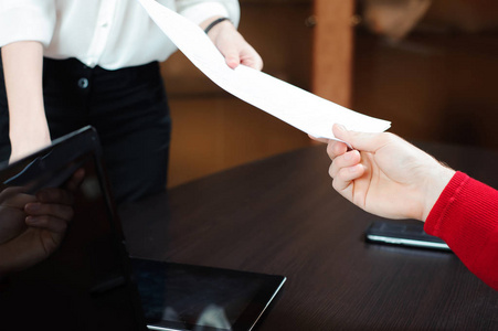 商务人员互相传递文件的手图片