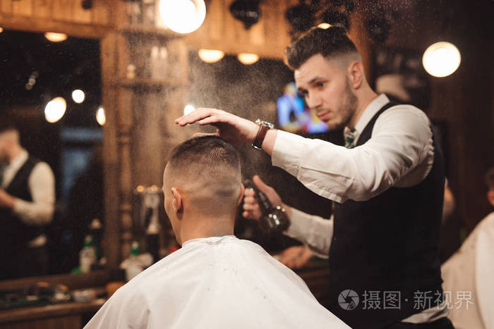 理发店 服务 照顾 头发 客户 在室内 男人 梳毛 发型师