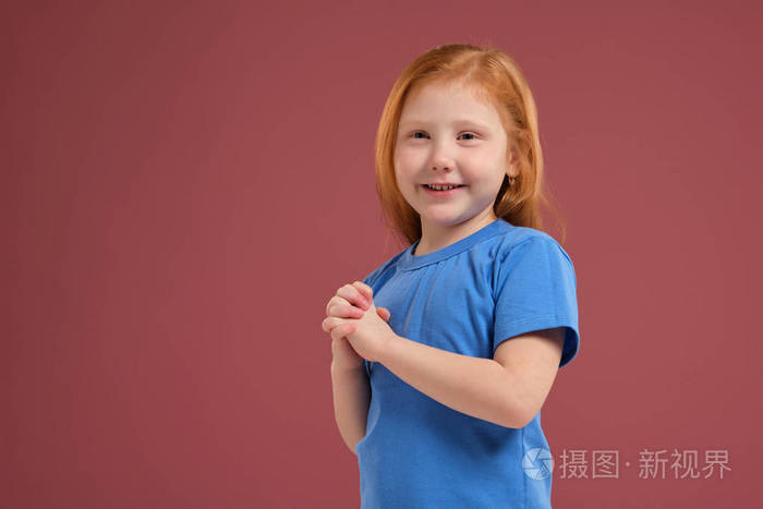 红底可爱红发感性小女孩肖像