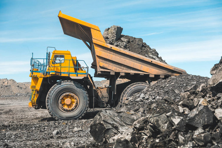 矿用汽车采矿机械,以从露天矿运输煤炭作为煤炭生产照片