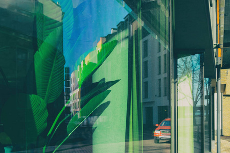 城市建筑在窗户上的倒影照片