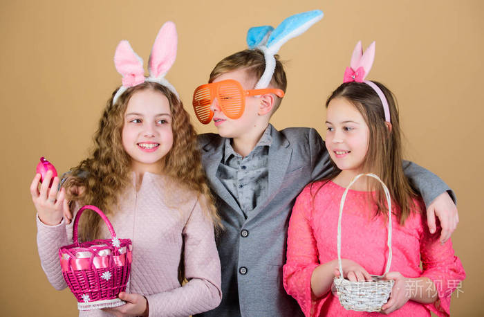 朋友们在复活节一起玩得开心孩子们带着小篮子准备去寻找复活节彩蛋