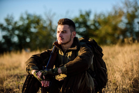 亨特满足于捕猎放松.真正的男人休息的概念.