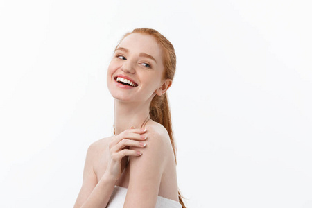 快乐美丽的女孩是快乐的笑脸,笑得神采奕奕.表情表达.