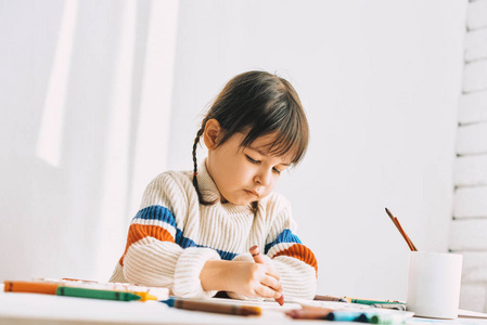漂亮的学龄前儿童用彩色铅笔画画.人,儿童与教育观念照片