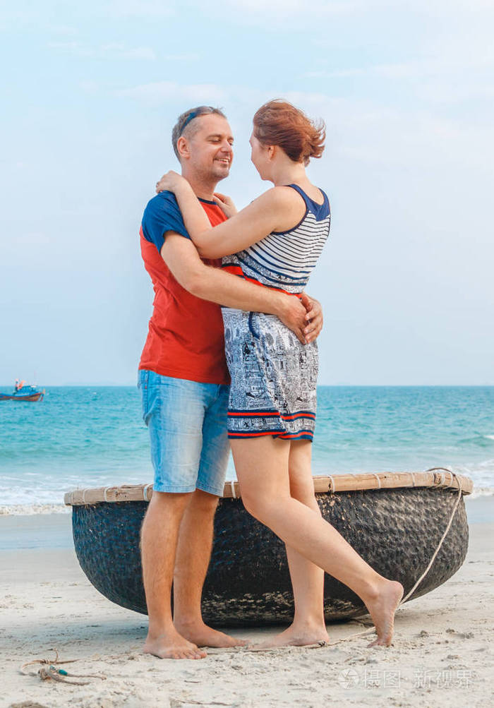 男人和女人在海滩上拥抱亲吻