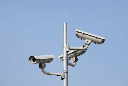 对隐私和个人数据保护的威胁.城市街道和工业物体的安全监控照片