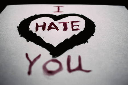 黑板上写着我恨你照片