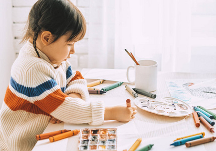 漂亮的学龄前儿童用铅笔画画.人,儿童与教育观念照片