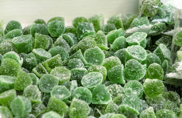 一堆绿色的儿童糖果,薄荷果冻滴糖晶体.美味的软糖.