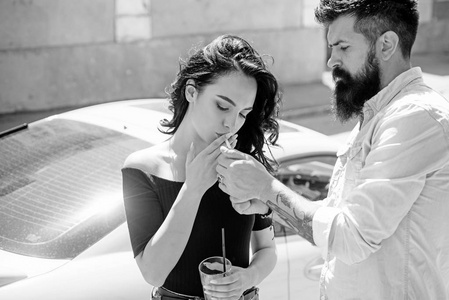 美女和大胡子男人在户外抽烟喝酒.吸烟和酗酒.情侣在街上约会.