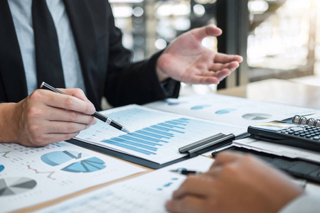 商人谈货币投资合同协议, 未来公司发展方向探讨共同探讨业务团队合作