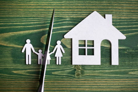 把分开刀子把全家分开了.离婚的想法.木偶.木质背景.照片