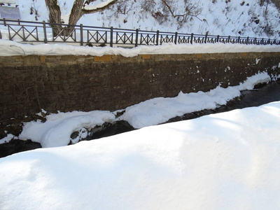 积雪河流图片