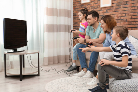 快乐的一家人在客厅玩游戏图片