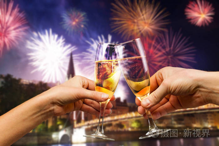 庆祝和烟火与香槟酒杯