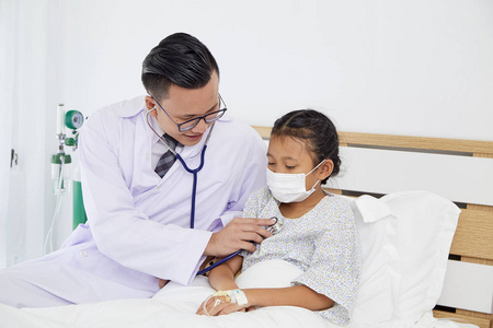 病人在白色背景医生给女孩体检在医生办公室男医生给女孩看病护士给女