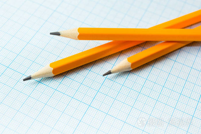 三支黄色铅笔在纸上画在广场上