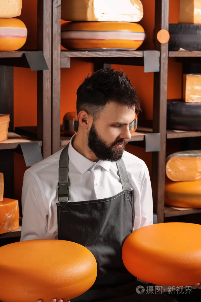 商店里有美味奶酪的男售货员
