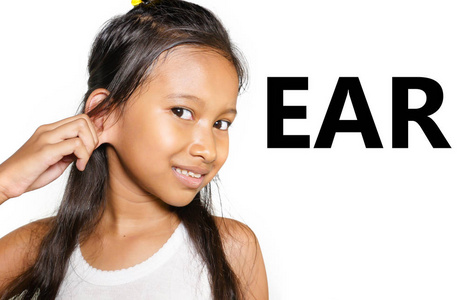 英语学习身体和脸部分学校卡片美丽和快乐的亚洲孩子拉着她的耳朵微笑