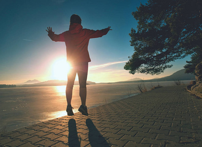 活跃的女孩在湖边的跑道上慢跑跑道跑步橡胶套蓝色公共公园慢跑锻炼
