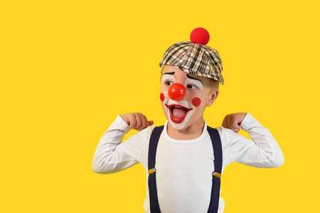 开朗男孩,小丑,红鼻子,化妆.情绪化小笑脸孩子.