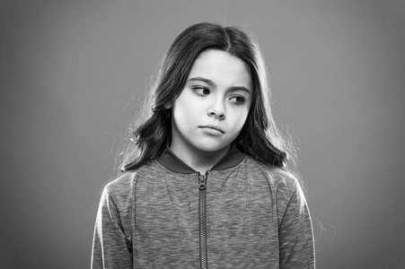 小女孩愁眉苦脸讨厌什么.孩子不开心的小宝宝.