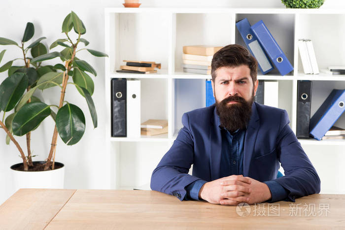 老板坐在办公室里.老板接到投诉.会见老板.我在听