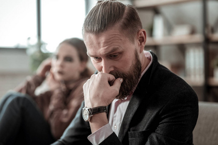 心情不好心理学成熟男人和女儿误会后心情不好照片