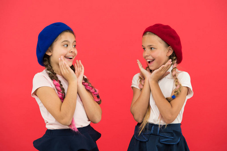 他们真的很可爱.法式女孩.有相同发型的女孩.长发辫的小孩.