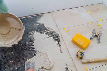 家装,装修施工工人贴瓷砖地板胶照片