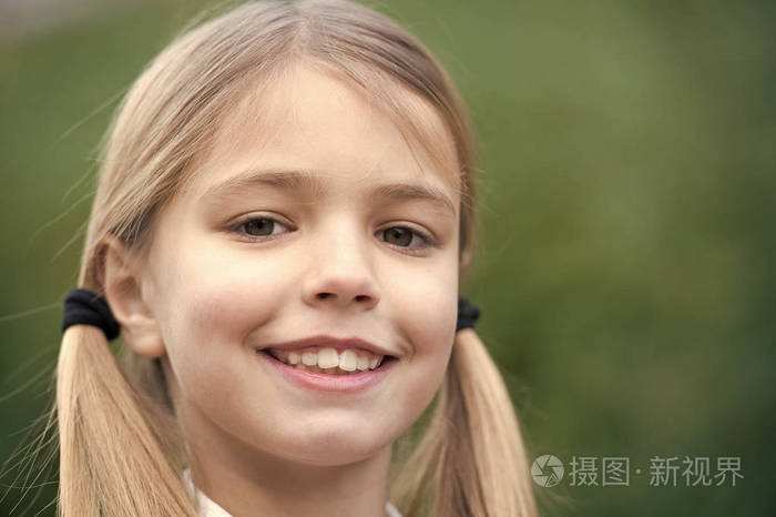 容貌和皮肤都很清新的美女金发碧眼的小女孩微笑着有着可爱脸蛋的孩子