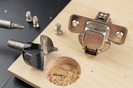 铣罐铰链孔.装配时的细木工照片