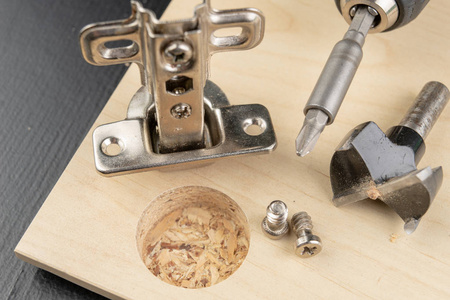 铣罐铰链孔.装配时的细木工照片