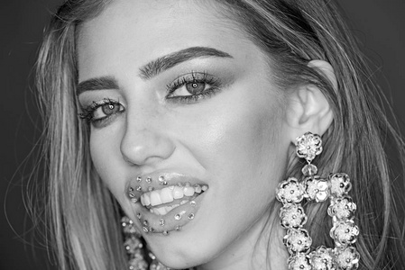 性感的女人嘴唇上挂着闪闪发光的宝石.时尚模特,造型时尚.