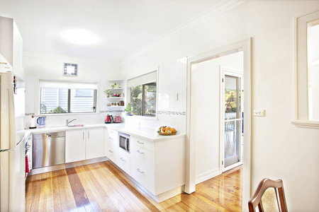 现代公寓中的白色小厨房图片