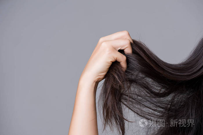 健康理念女人手拿着受损的长发