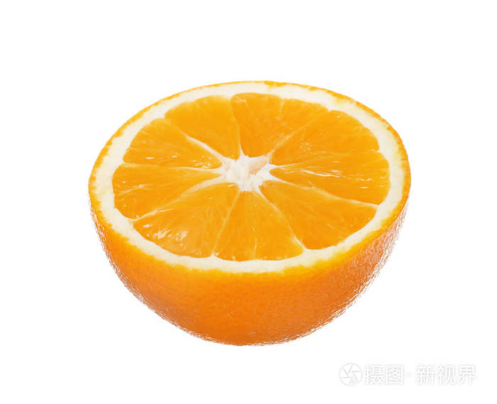 半个成熟的橘子被隔离在白色上