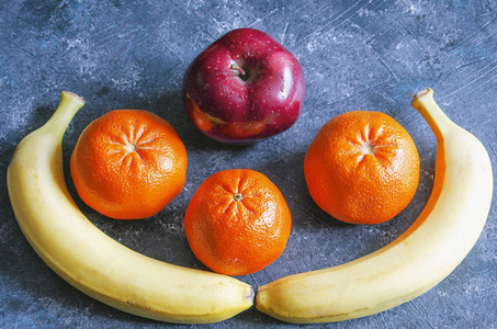 橘子苹果摄影蓝底的香蕉橘子和红苹果照片
