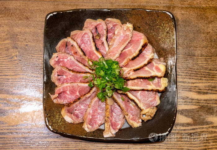 桌上陶瓷板上的生鸡肋