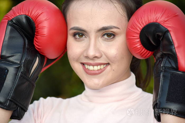 微笑的运动型女拳击手