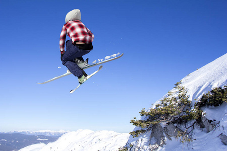 雪山上高空跳伞的滑雪者图片