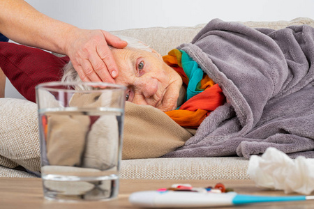 卧榻上生病的老妇人照片