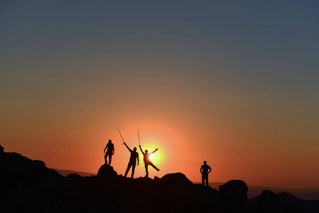 四人登山队在日出时分登顶成功图片
